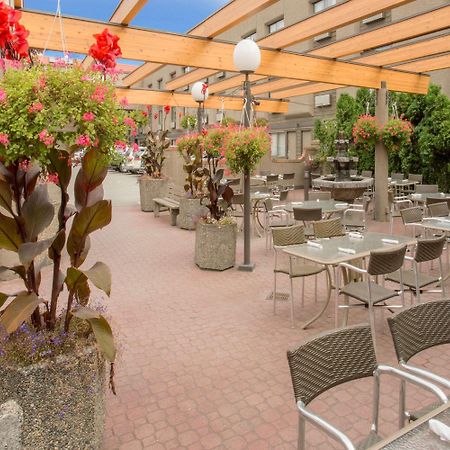 Ramada By Wyndham Kelowna Hotel & Conference Center Buitenkant foto