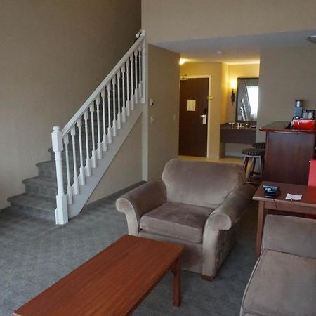 Ramada By Wyndham Kelowna Hotel & Conference Center Buitenkant foto