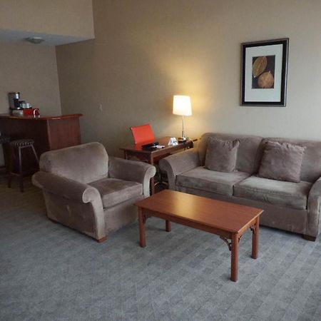 Ramada By Wyndham Kelowna Hotel & Conference Center Buitenkant foto