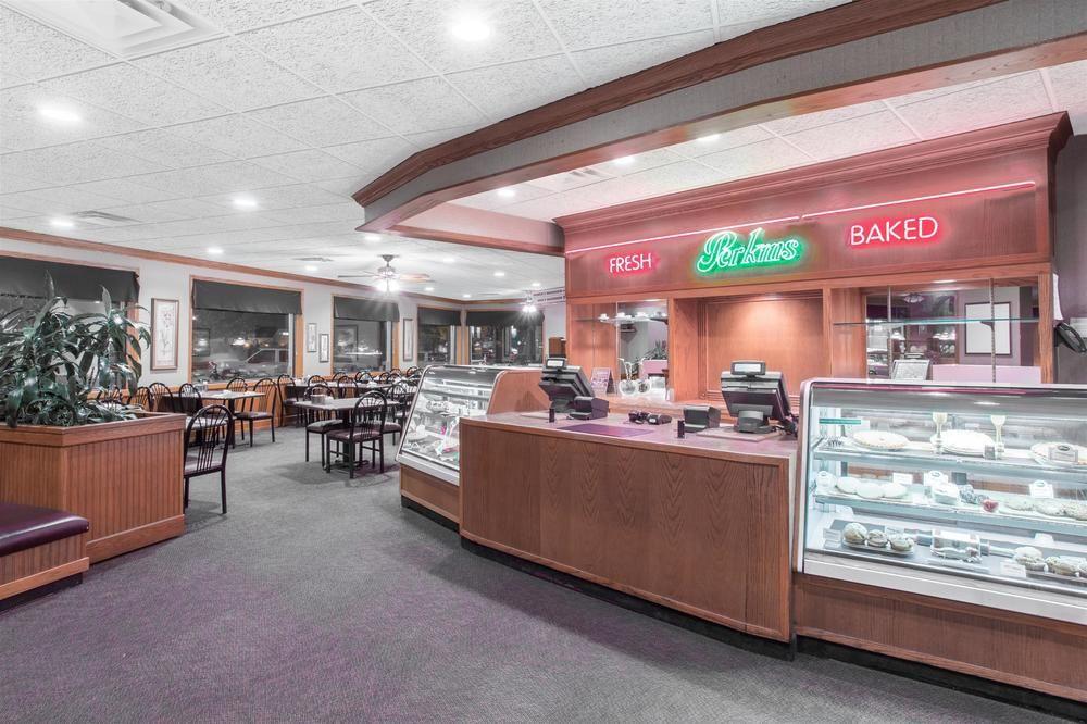 Ramada By Wyndham Kelowna Hotel & Conference Center Buitenkant foto