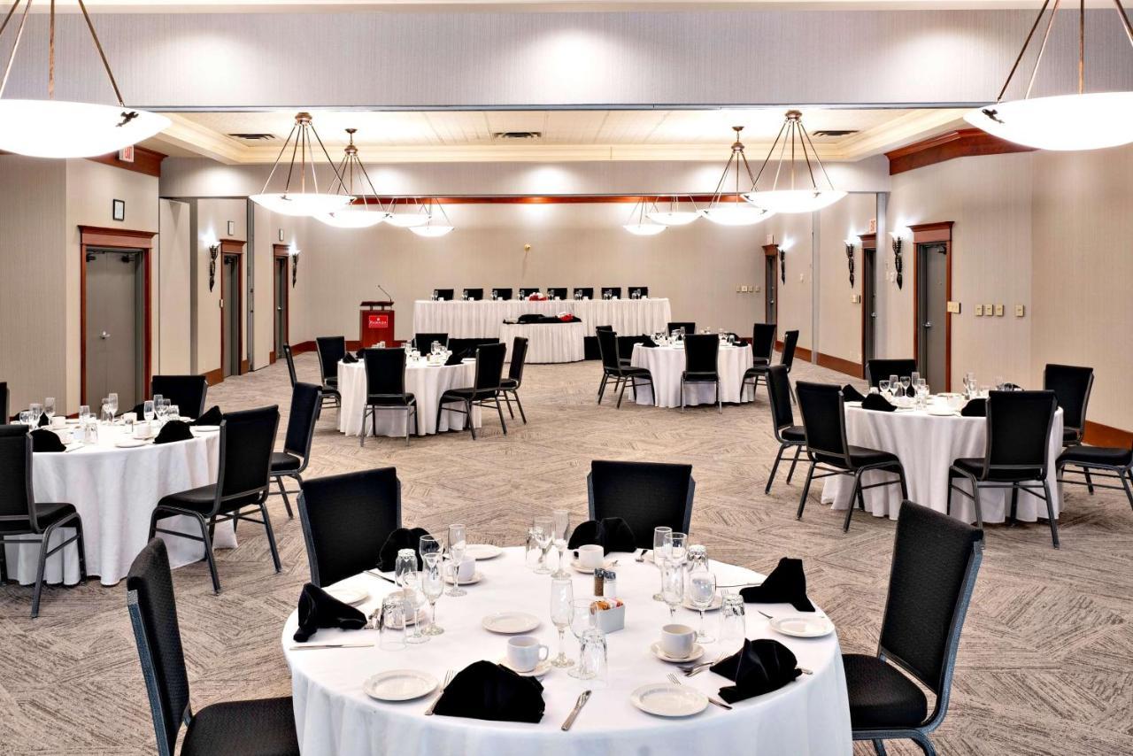 Ramada By Wyndham Kelowna Hotel & Conference Center Buitenkant foto