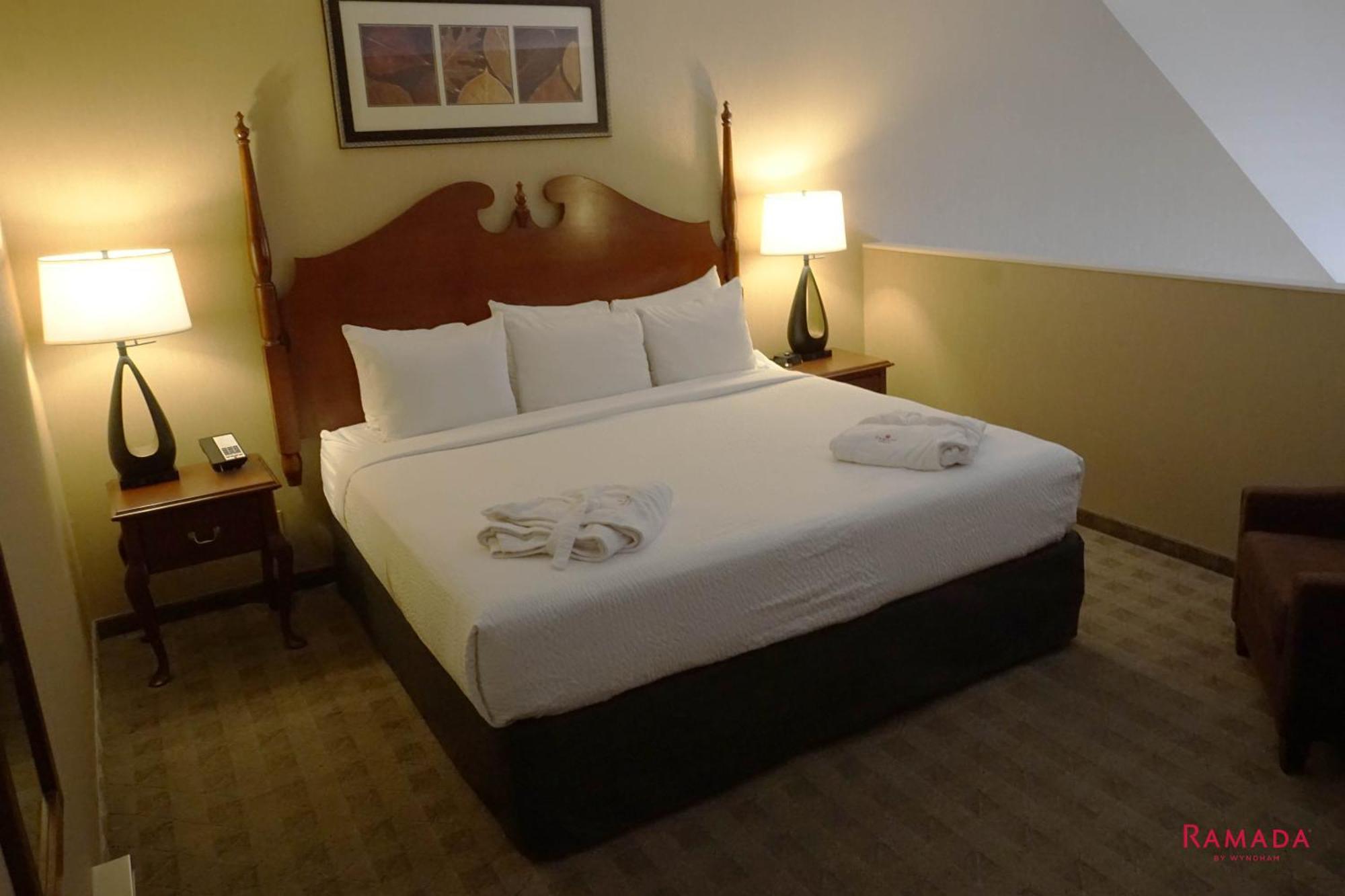 Ramada By Wyndham Kelowna Hotel & Conference Center Buitenkant foto
