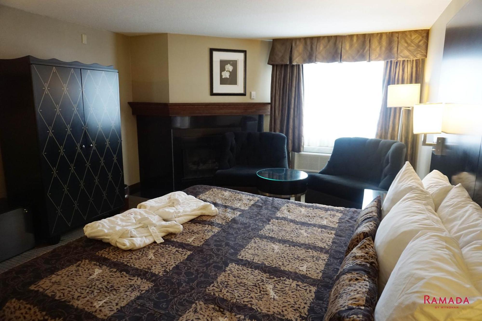 Ramada By Wyndham Kelowna Hotel & Conference Center Buitenkant foto