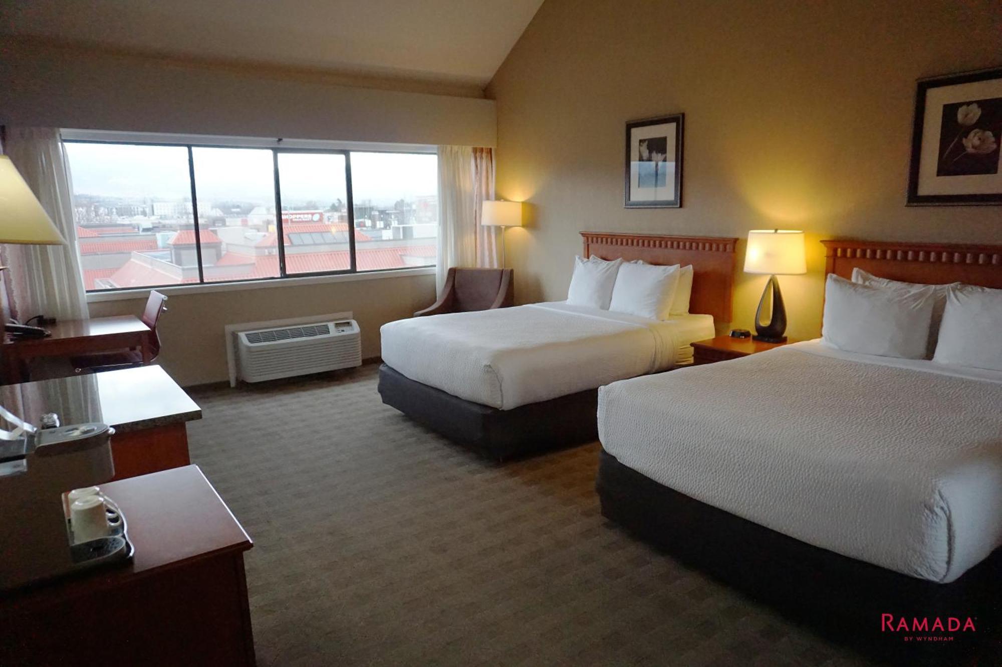 Ramada By Wyndham Kelowna Hotel & Conference Center Buitenkant foto