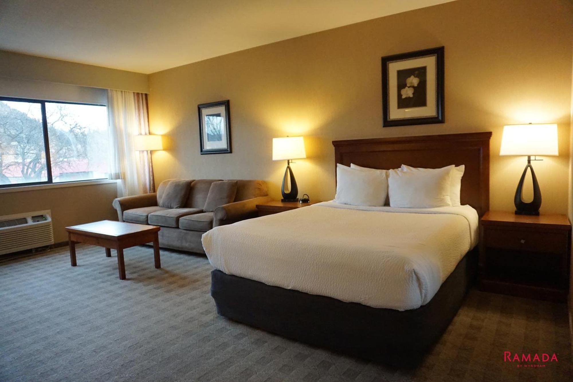 Ramada By Wyndham Kelowna Hotel & Conference Center Buitenkant foto