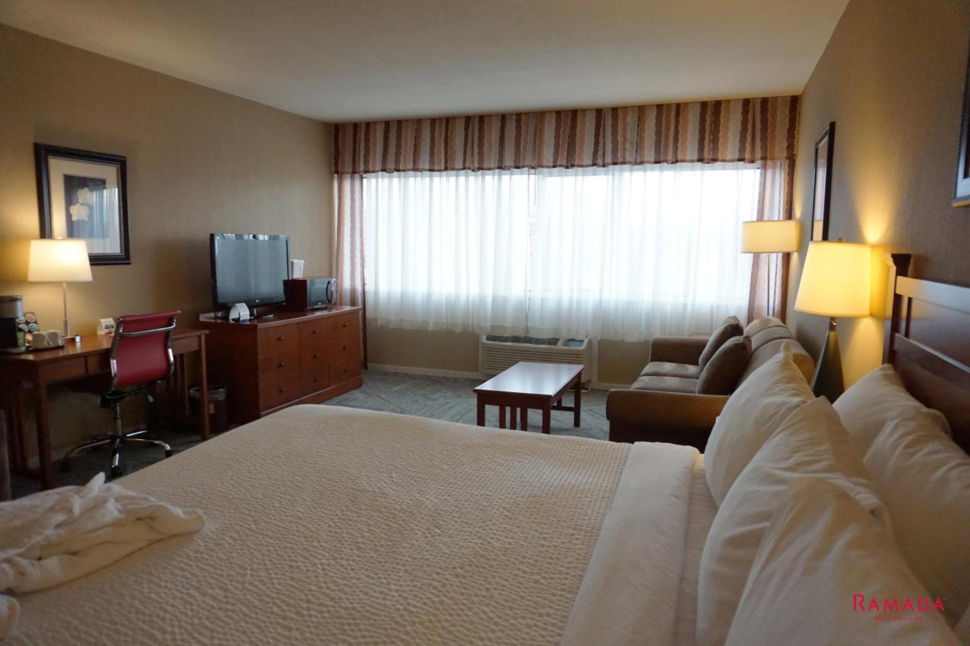 Ramada By Wyndham Kelowna Hotel & Conference Center Buitenkant foto