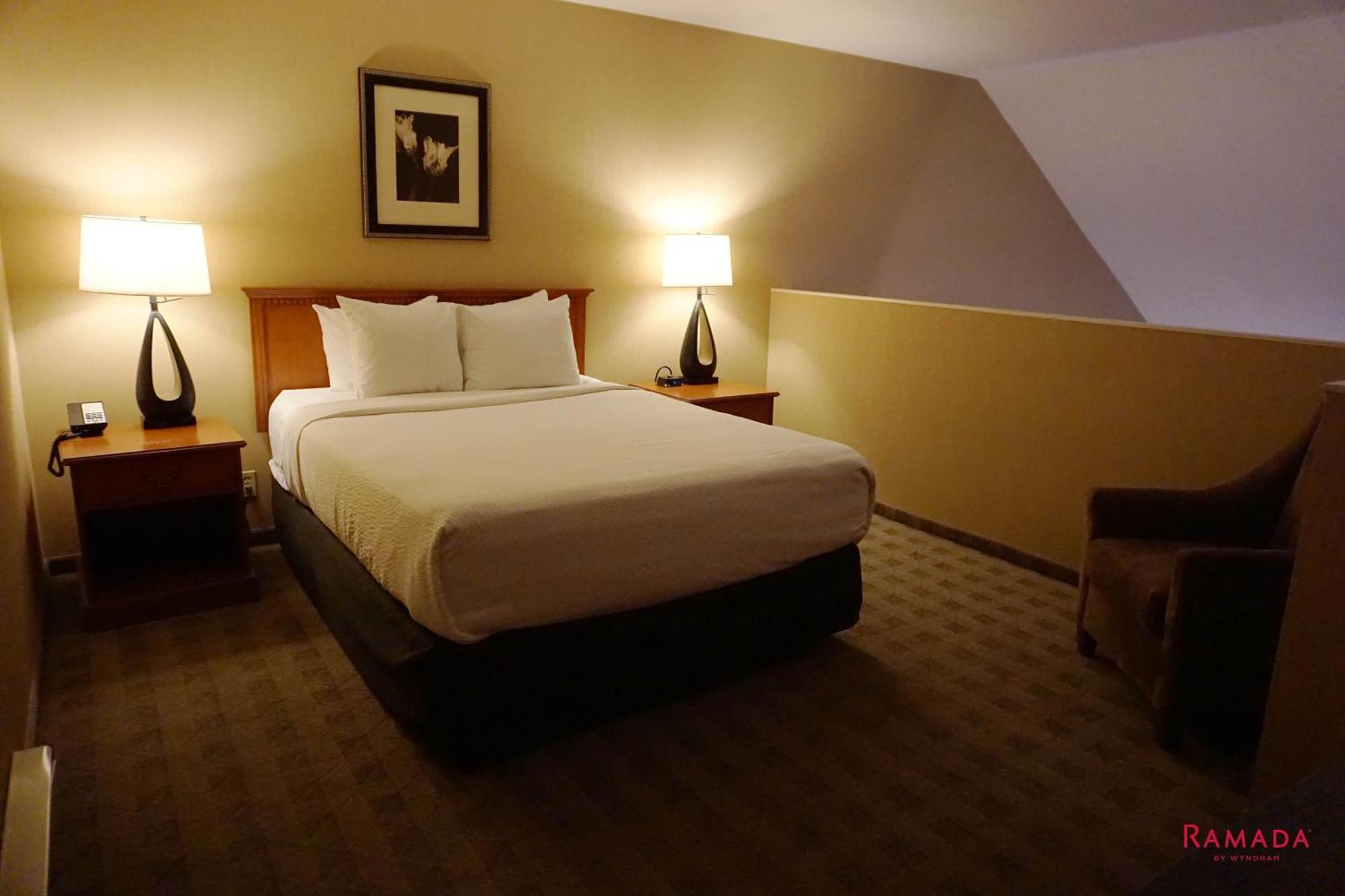 Ramada By Wyndham Kelowna Hotel & Conference Center Buitenkant foto