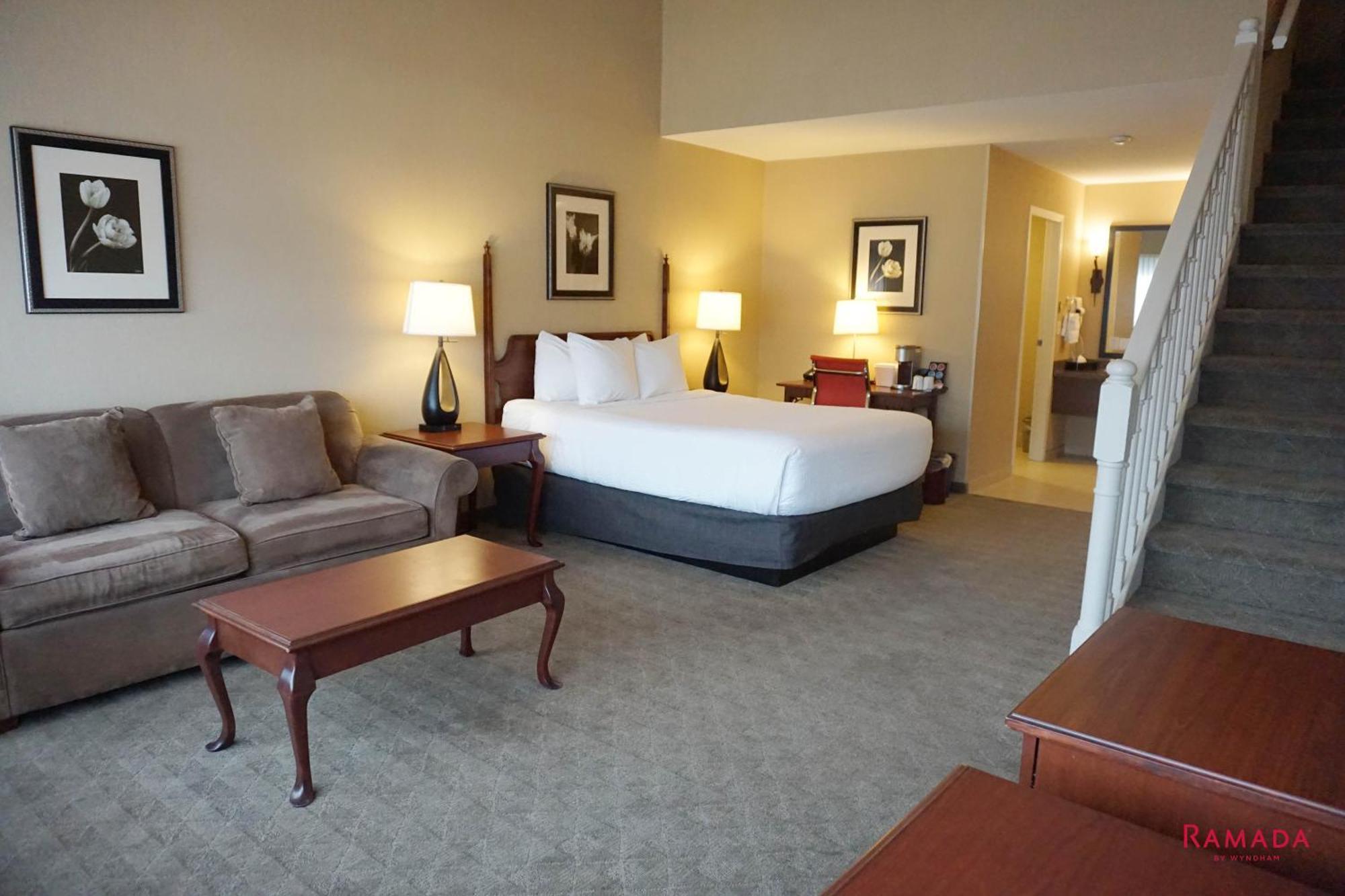 Ramada By Wyndham Kelowna Hotel & Conference Center Buitenkant foto