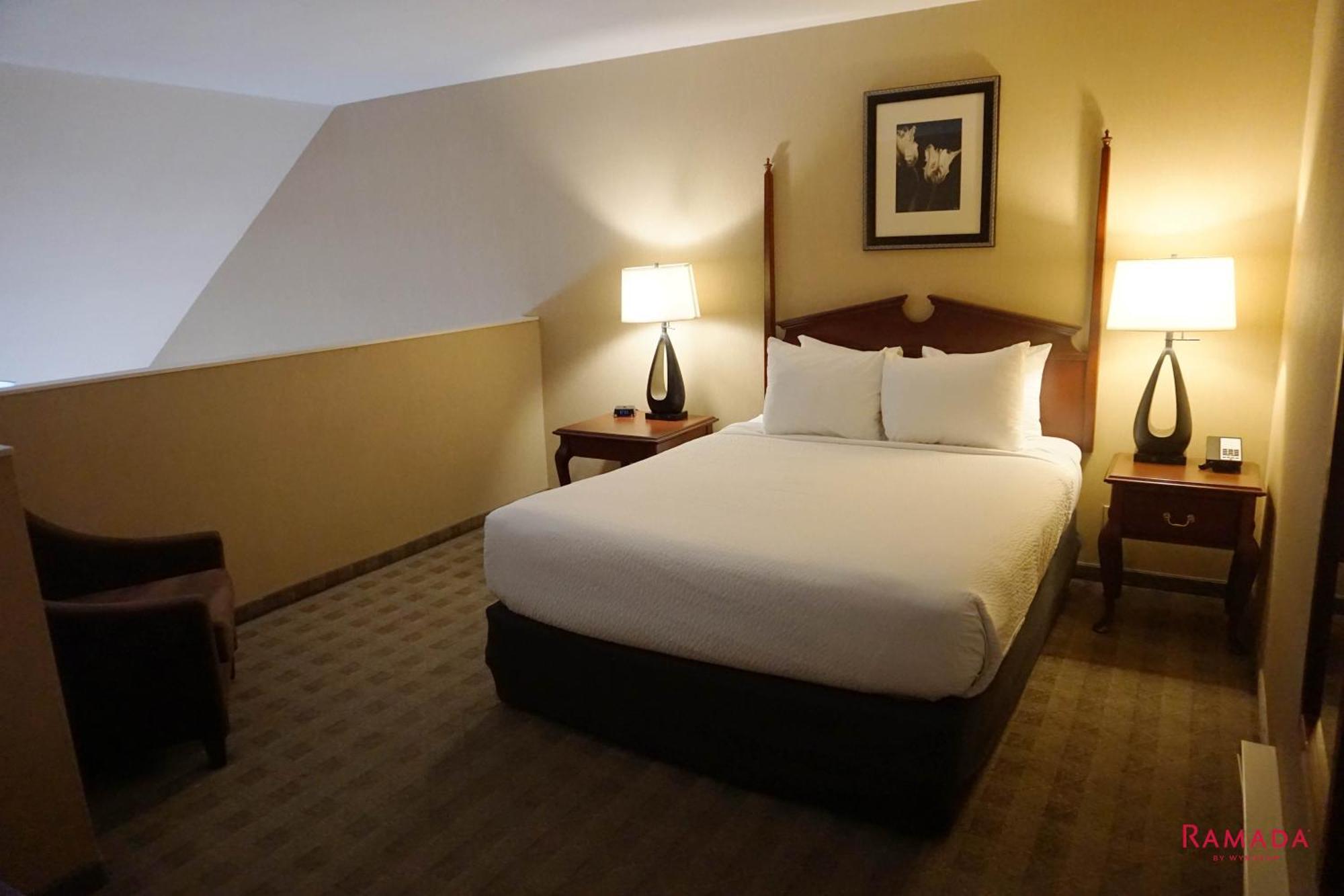 Ramada By Wyndham Kelowna Hotel & Conference Center Buitenkant foto