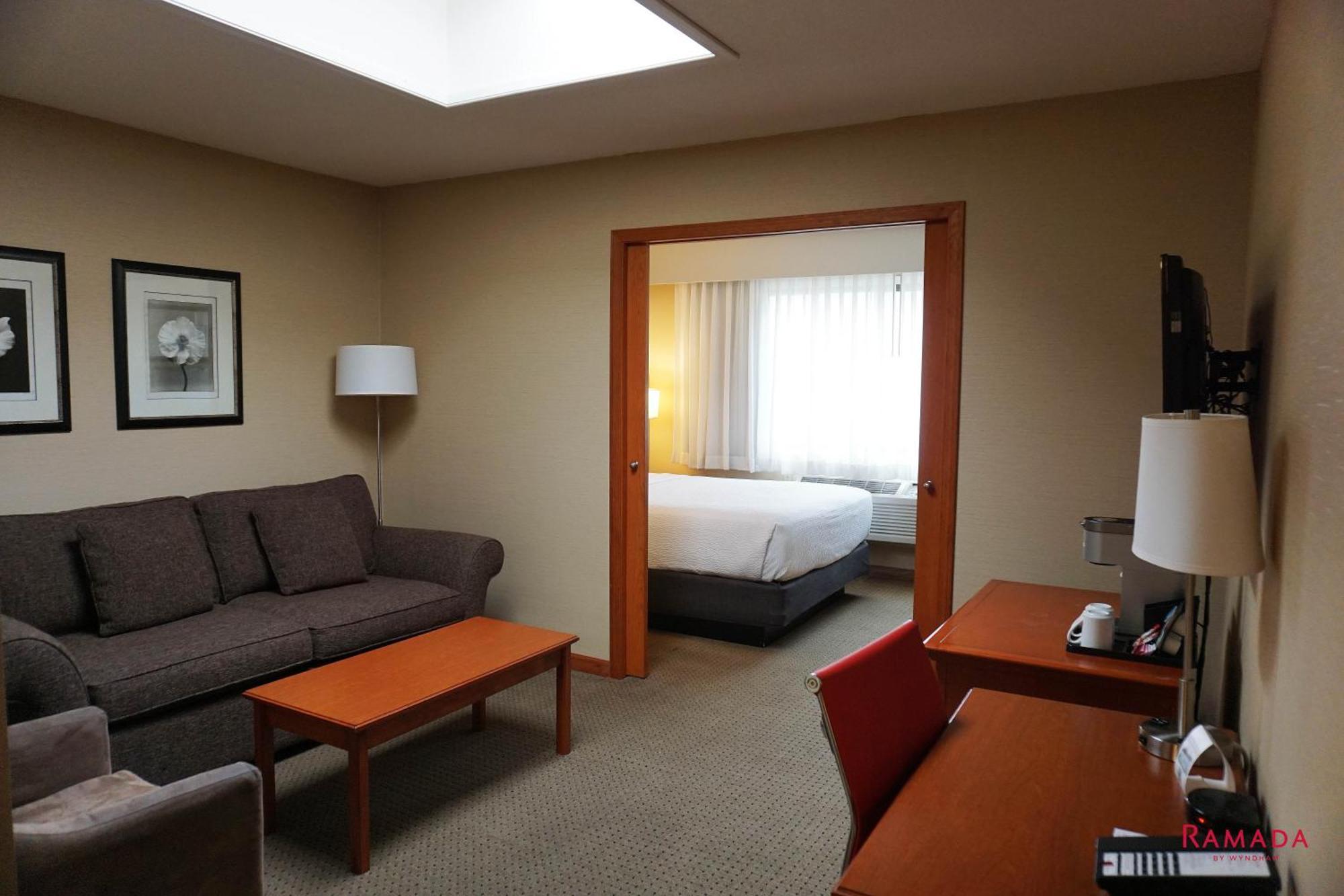 Ramada By Wyndham Kelowna Hotel & Conference Center Buitenkant foto