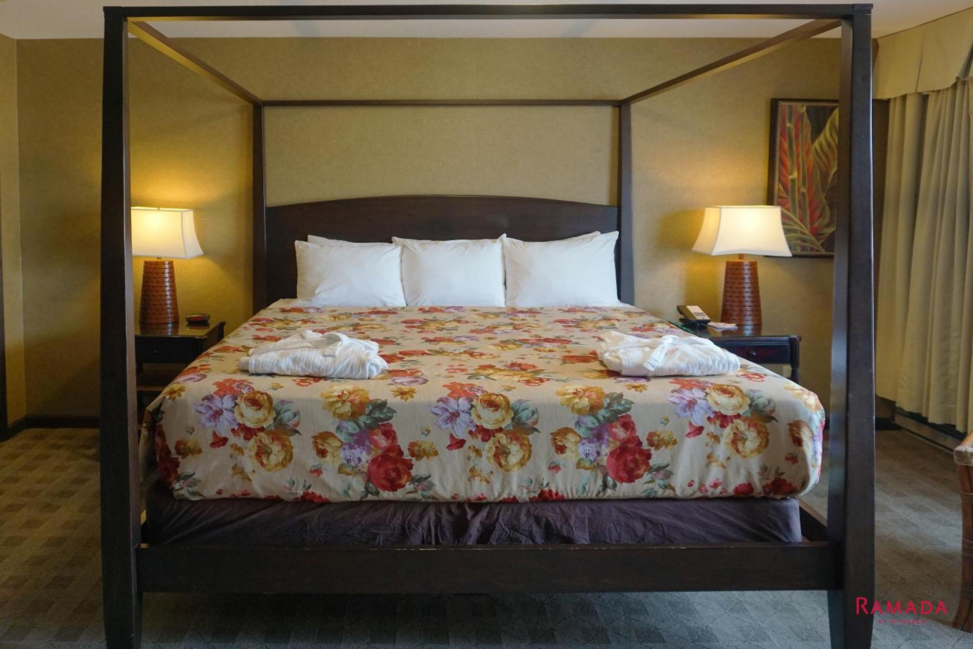 Ramada By Wyndham Kelowna Hotel & Conference Center Buitenkant foto