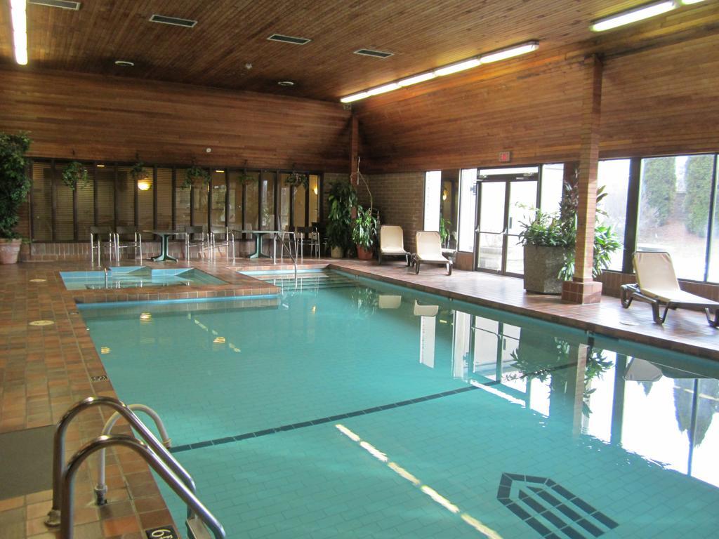 Ramada By Wyndham Kelowna Hotel & Conference Center Buitenkant foto